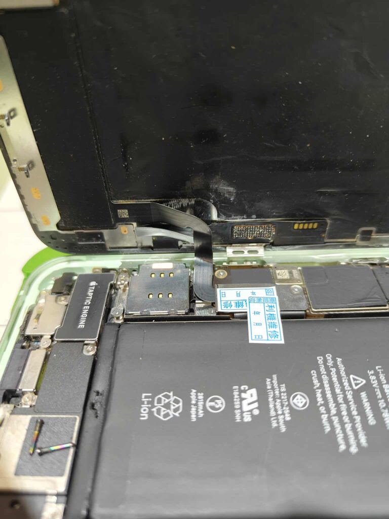 裝機前正常、壓回就失控？iPhone 13 更換螢幕後的奇妙觸控故障解密｜手機維修案例教學