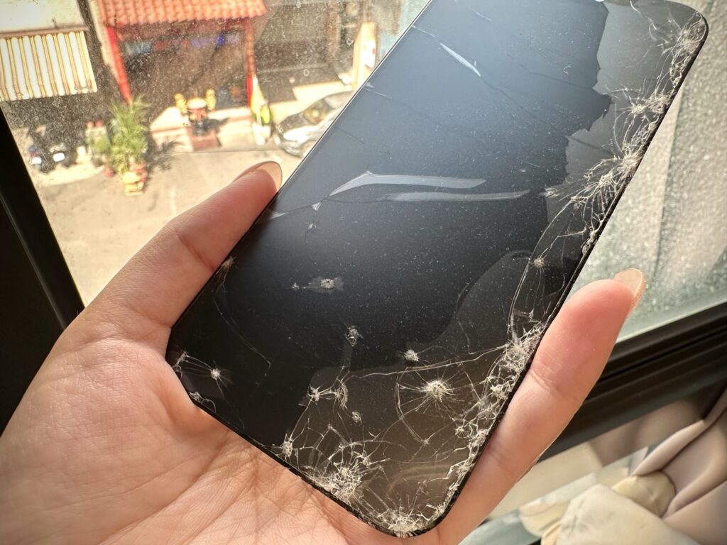螢幕破裂時可以先不私下手機螢幕保護貼,以免割傷或造成更大的破壞。(圖片來源:DADO3C)
