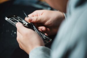 iphone換電池示意圖（圖片來源：DADO3C）