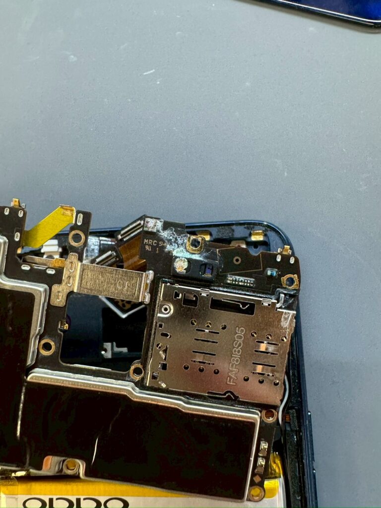 手機進水可能造成腐蝕，所以要進快送專業維修店家（圖片來源：DADO3C 提供）