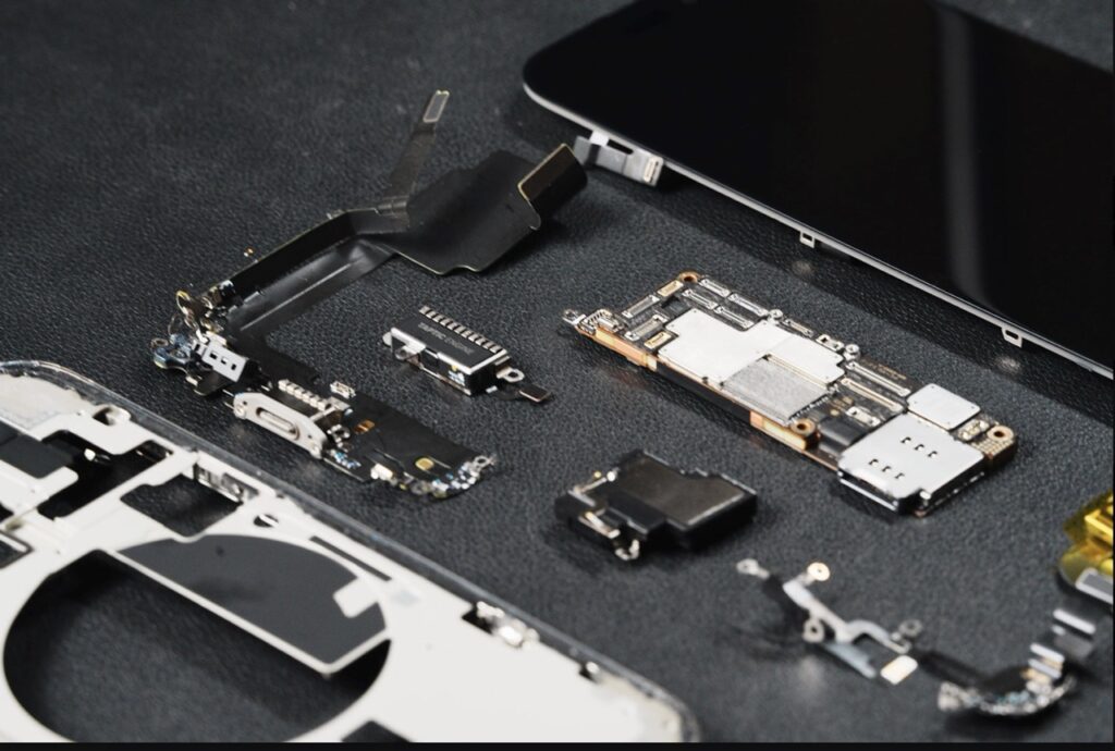 iPhone 零件拆卸（DADO3C 提供）