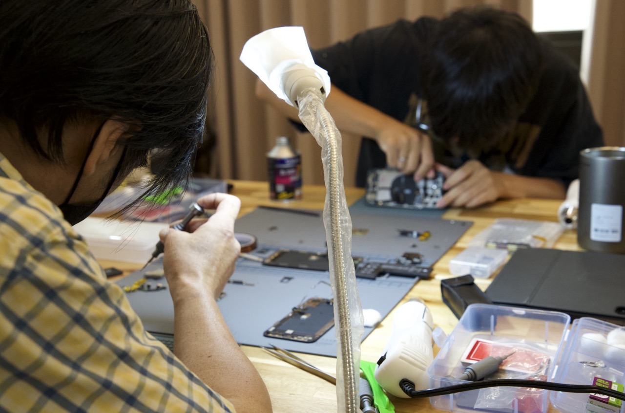 手機維修實體課程學員實作拆機練習
